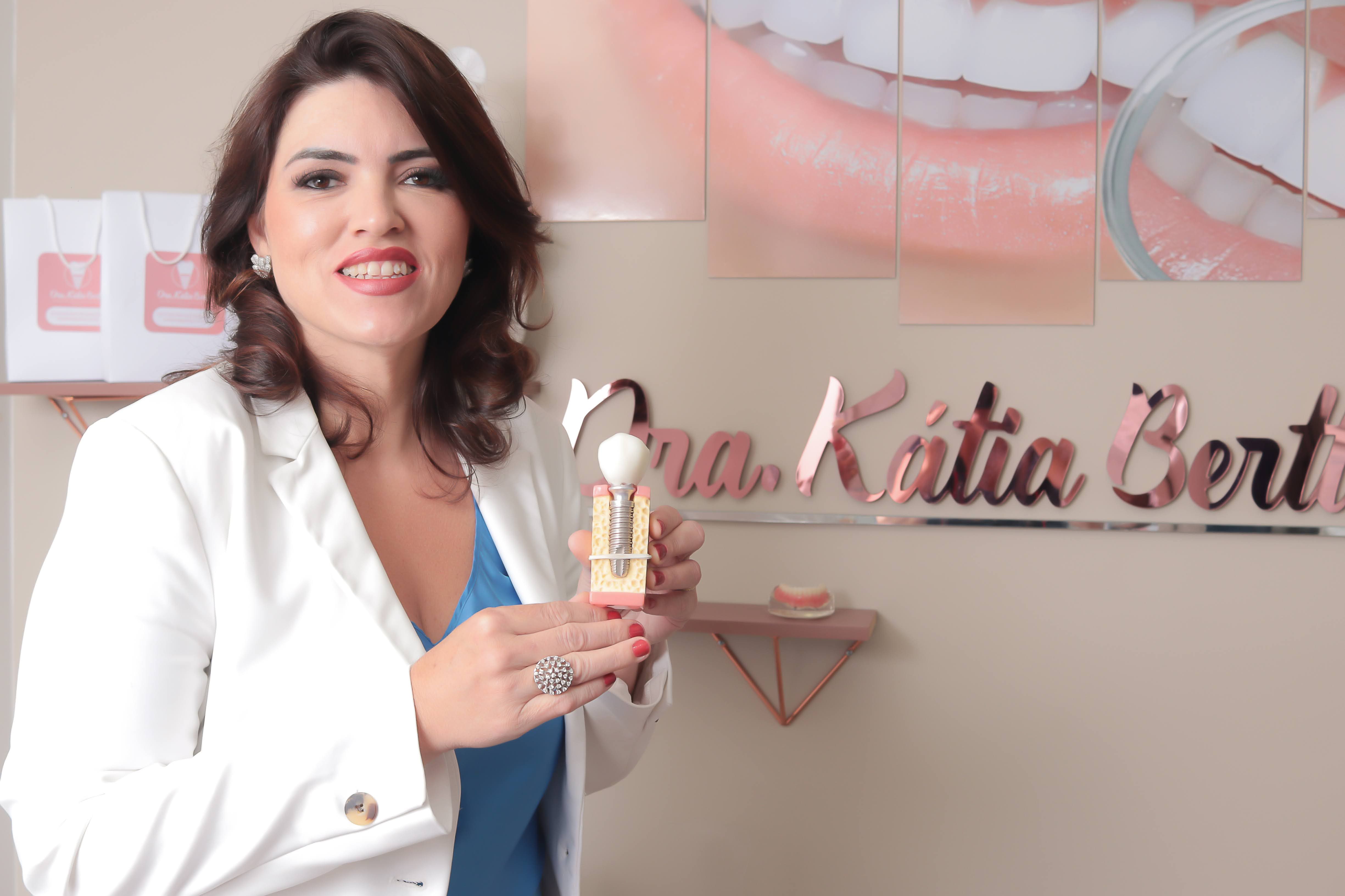 Implantes dentários cerâmicos de zircônia, livres de metal, em São José dos Campos